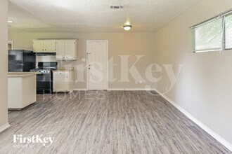 712 McCardell Dr in Channelview, TX - Foto de edificio - Building Photo