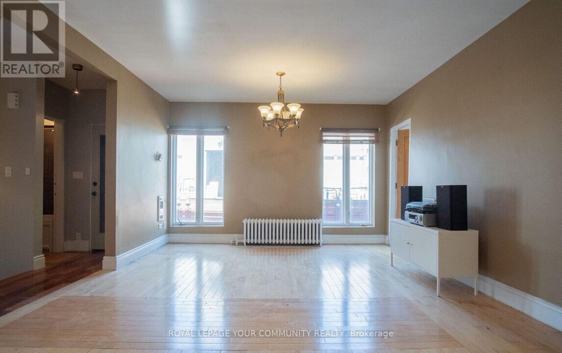 2396-2396 Dufferin St in Toronto, ON - Building Photo