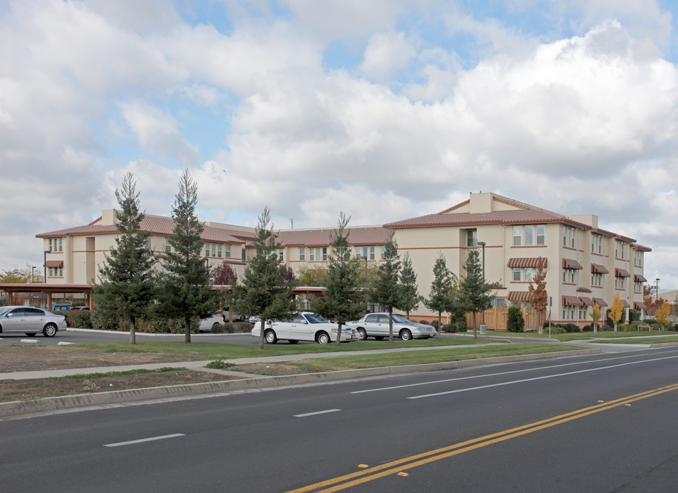 Tulare Silvercrest in Tulare, CA - Building Photo