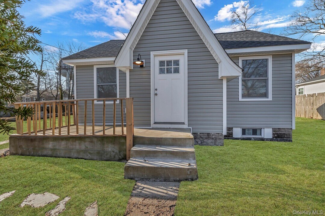 310 State Ave in Wyandanch, NY - Building Photo