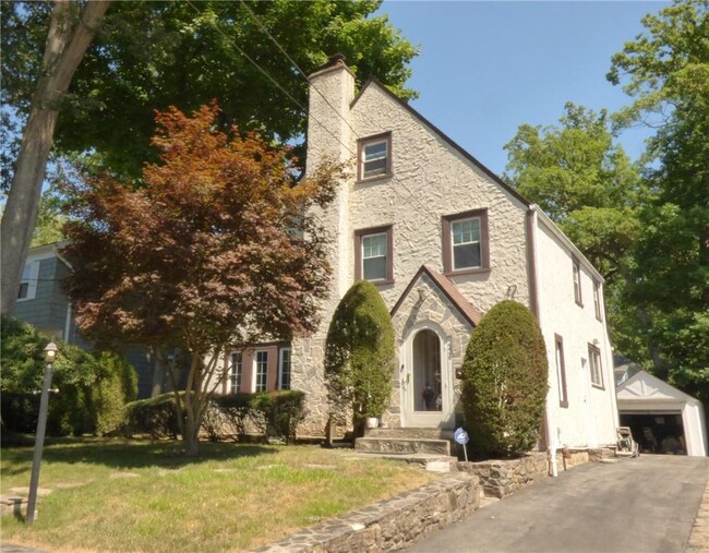 236 Nelson Rd in Scarsdale, NY - Building Photo - Building Photo