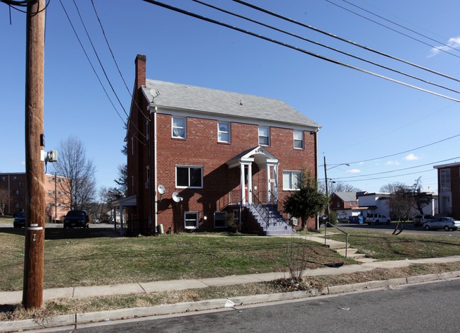 6813 Red Top Rd in Takoma Park, MD - Foto de edificio - Building Photo