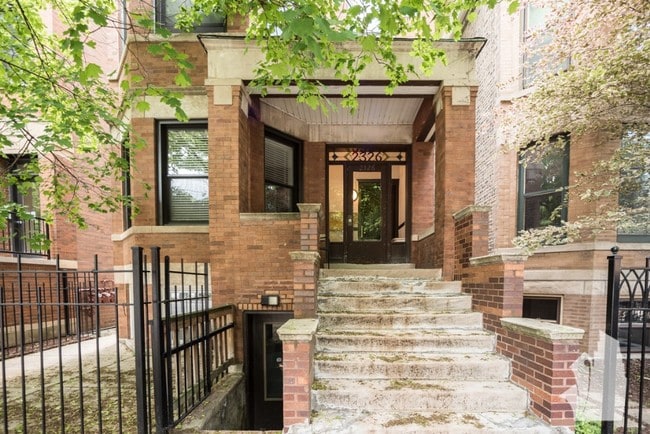 2326 N Southport Ave in Chicago, IL - Building Photo - Building Photo