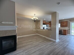 112 Lakeshore Dr in Oswego, IL - Building Photo - Building Photo