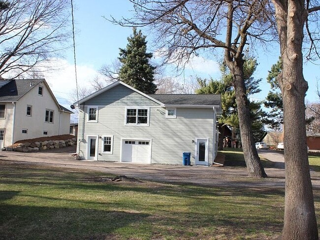 property at 4915 Edgewater Dr