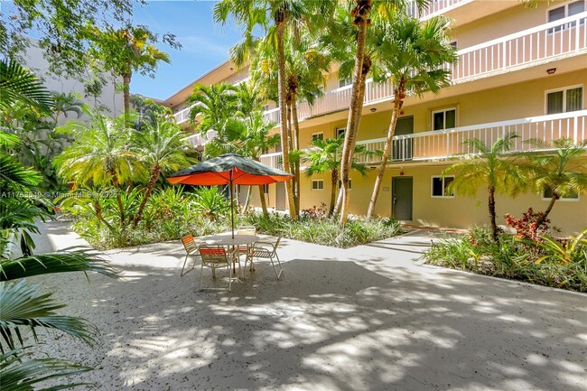 7850 Camino Real in Miami, FL - Building Photo - Building Photo