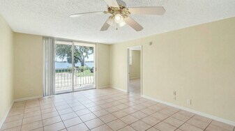 470 Executive Center Dr in West Palm Beach, FL - Building Photo