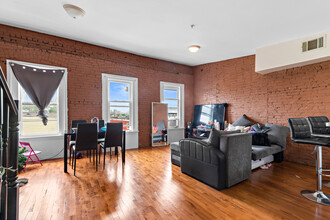 37 Harmon St in Jersey City, NJ - Building Photo - Interior Photo