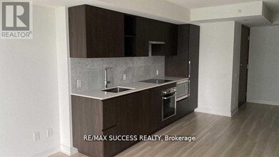 17 Bathurst St in Toronto, ON - Building Photo - Building Photo