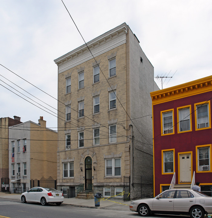 391 Chestnut St in Newark, NJ - Building Photo