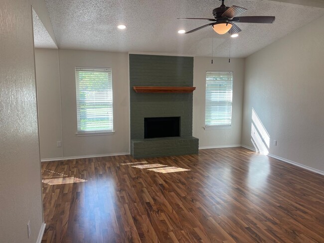 917 Vail Highlands Cir in Hewitt, TX - Foto de edificio - Building Photo