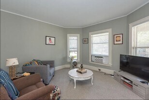 512 Glenwood Ave SE, Unit Spacious  2BR Duplex in Grand Rapids, MI - Building Photo