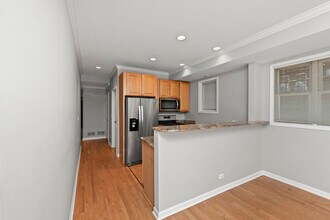 540 W Oakdale Ave in Chicago, IL - Building Photo - Building Photo