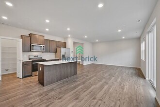 11009 Emmons Ct E in Puyallup, WA - Foto de edificio - Building Photo