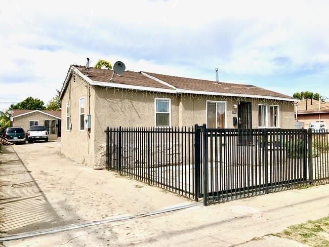 Divinity Apartments in Los Angeles, CA - Building Photo - Building Photo