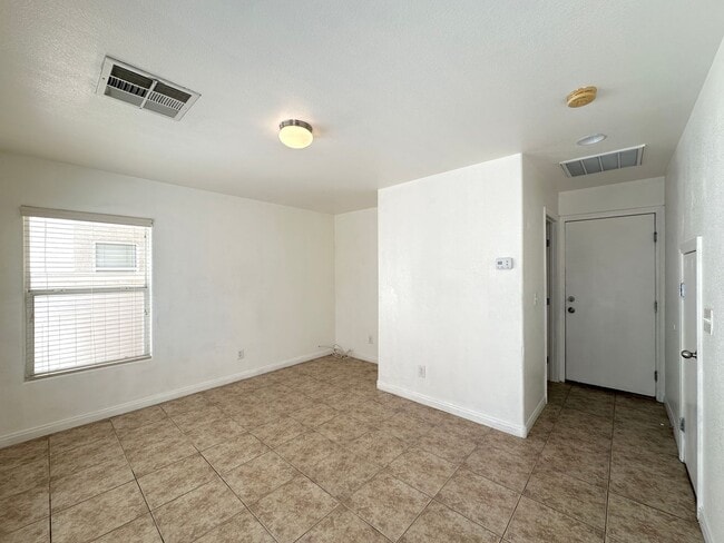 7341 San Pablin St in Las Vegas, NV - Building Photo - Building Photo