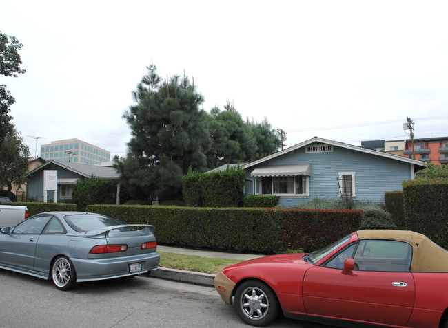 Lourine Court Apartments in North Hollywood, CA - Foto de edificio - Building Photo