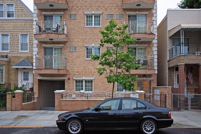 30-76 38th St in Long Island City, NY - Foto de edificio - Building Photo