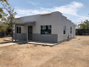 4728 Sierra Vista Dr in El Paso, TX - Foto de edificio - Building Photo