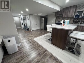 10 Templeton Ct in Brampton, ON - Building Photo - Building Photo