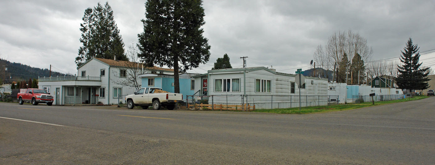 235 N State St in Sutherlin, OR - Foto de edificio