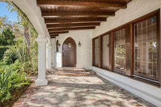 327 N Kilkea Dr in Los Angeles, CA - Foto de edificio - Building Photo