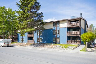 215 Muskrat St in Banff, AB - Building Photo