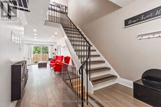 1528-1528 Lancaster Dr in Oakville, ON - Building Photo - Building Photo