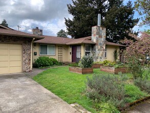 8057 N Burlington Ave, Unit - 8059 in Portland, OR - Foto de edificio - Building Photo