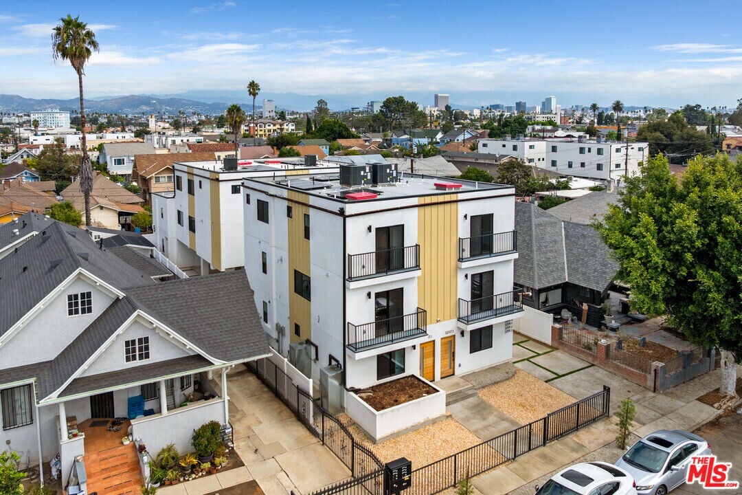 3207 W 18th St in Los Angeles, CA - Building Photo