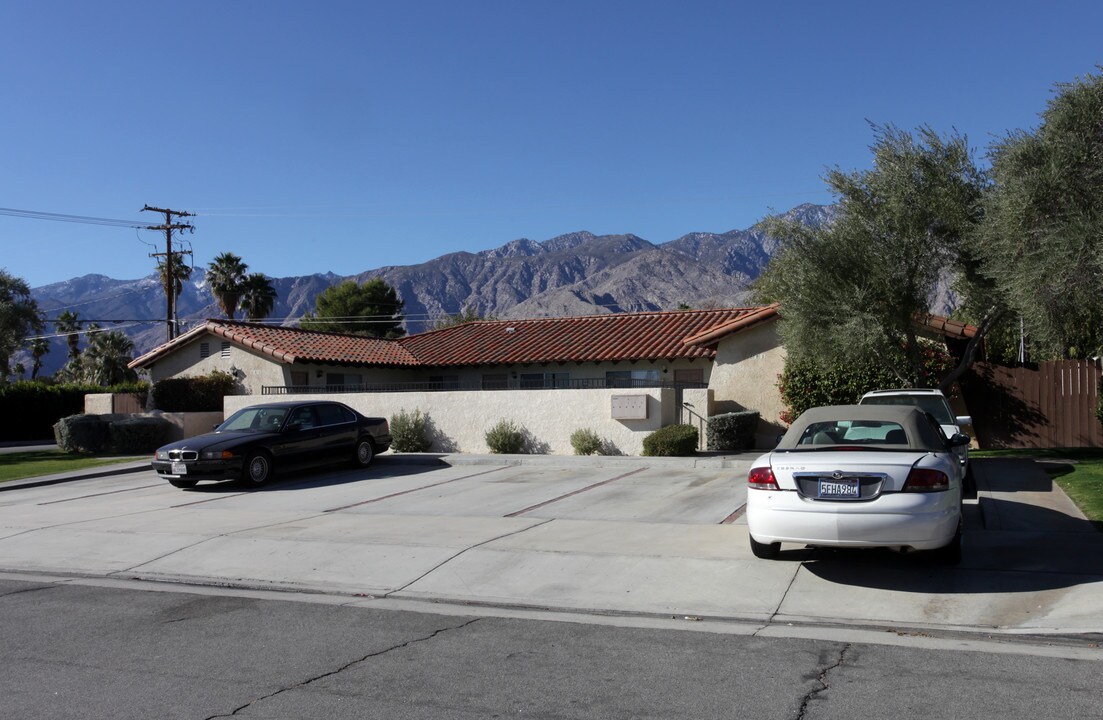 561-591 S Desert View Dr in Palm Springs, CA - Building Photo