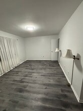 21 Teaberry Dr in Edison, NJ - Foto de edificio - Building Photo