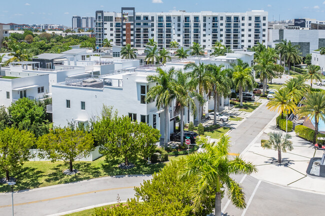 Oasis Park Square at Doral in Doral, FL - Building Photo - Building Photo