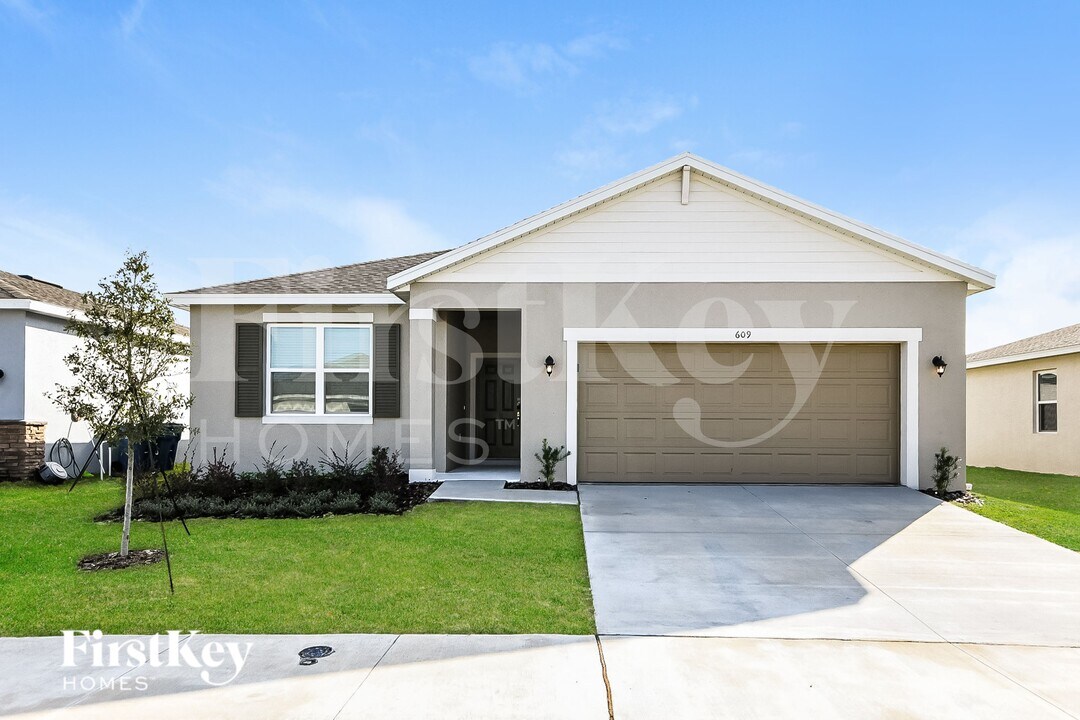 609 Crown Rose Dr in Bartow, FL - Foto de edificio