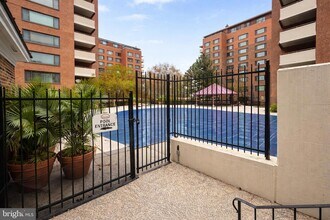 1121 Arlington Blvd, Unit 703 in Arlington, VA - Foto de edificio - Building Photo