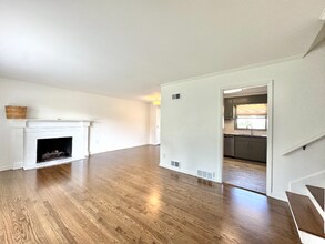 8011 Reinhardt Ln in Prairie Village, KS - Building Photo - Building Photo