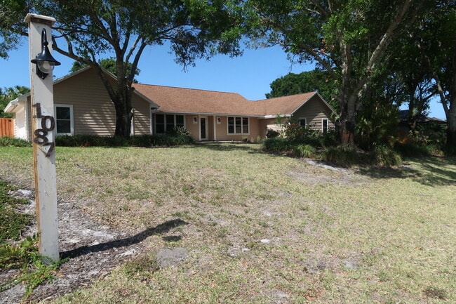 1087 NE Quinn Pl in Jensen Beach, FL - Building Photo - Building Photo