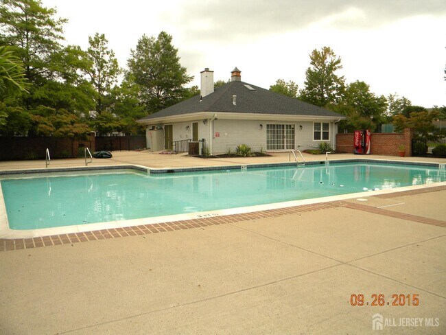77 Clay St in North Brunswick, NJ - Building Photo - Building Photo