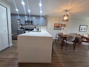 9410 Poinciana Pl in Davie, FL - Foto de edificio - Building Photo