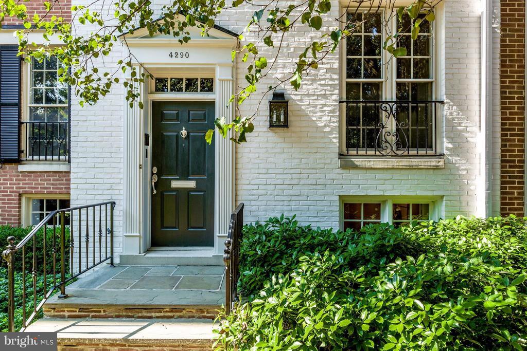 4290 Massachusetts Ave NW in Washington, DC - Building Photo