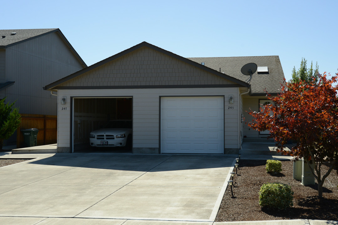 245-287 E Gwinn St in Monmouth, OR - Building Photo