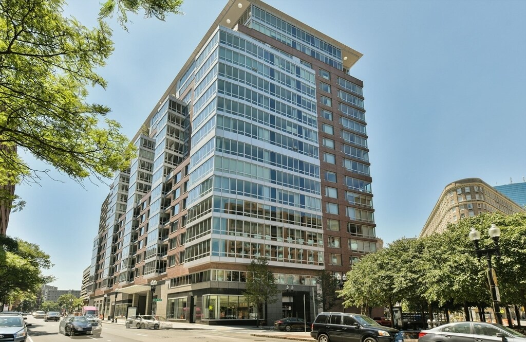 1 Charles St in Boston, MA - Building Photo