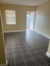 209 NW 10th St-Unit -1 in Hallandale Beach, FL - Foto de edificio - Building Photo