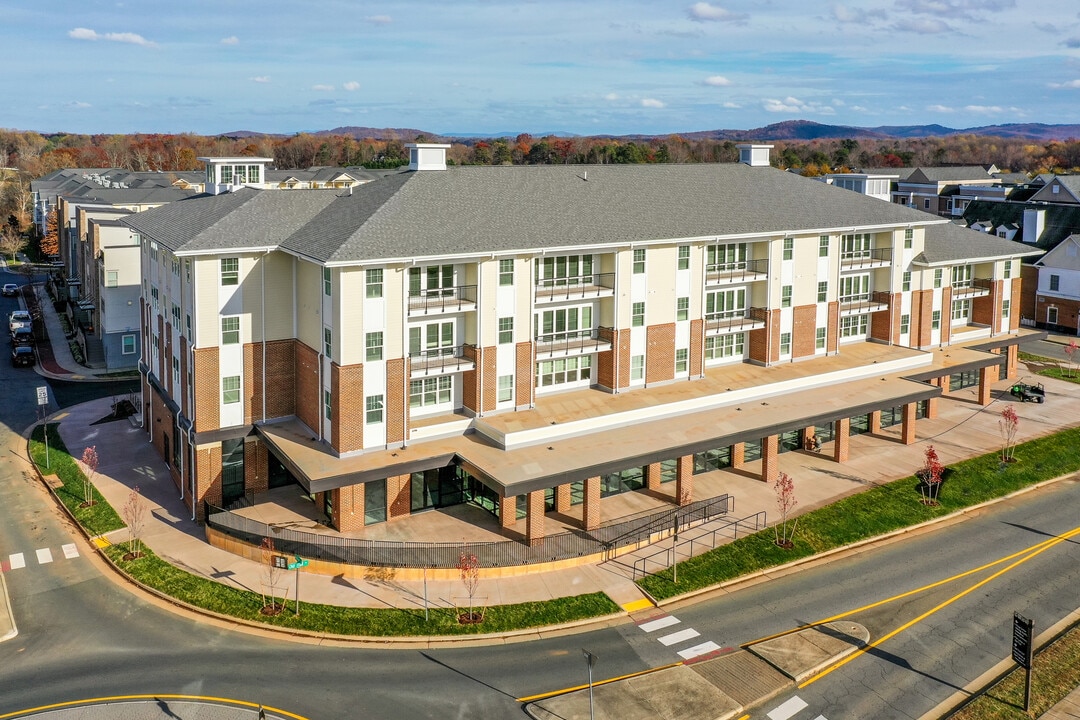 Old Trail Village in Crozet, VA - Foto de edificio