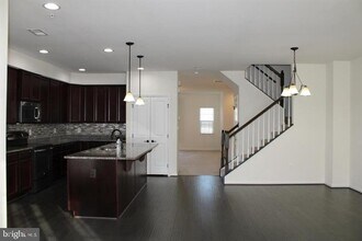 5221 Sable Ct in Greenbelt, MD - Foto de edificio - Building Photo