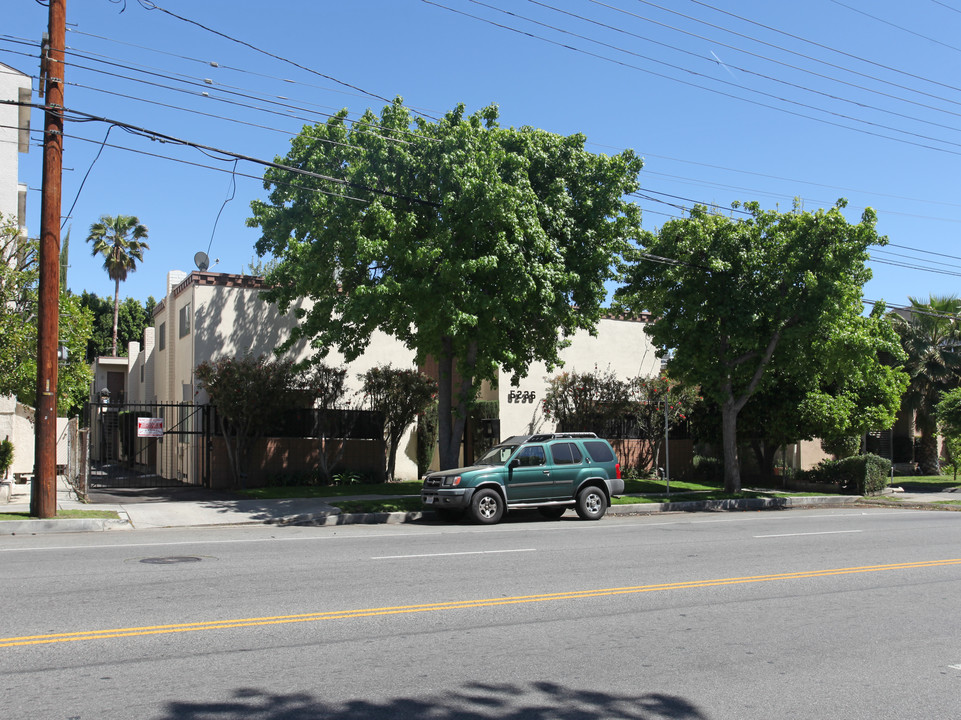 5236 Kester Ave in Sherman Oaks, CA - Building Photo