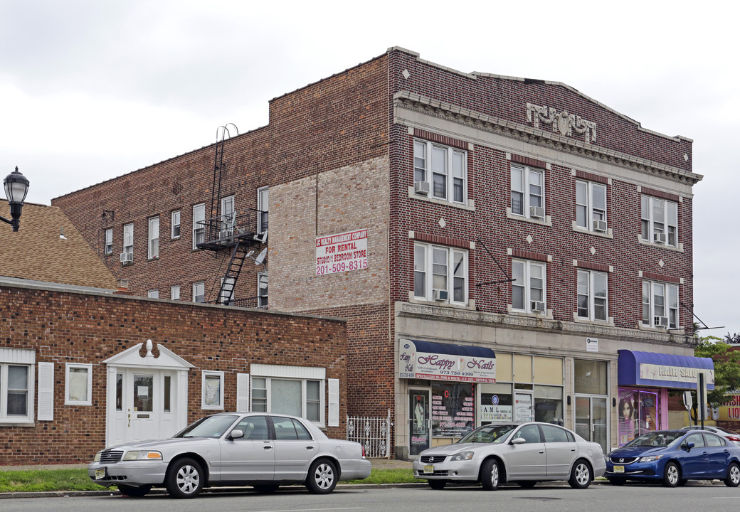 475-477 Washington Ave in Belleville, NJ - Building Photo