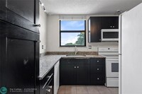 8429 Forest Hills Dr in Coral Springs, FL - Building Photo - Building Photo