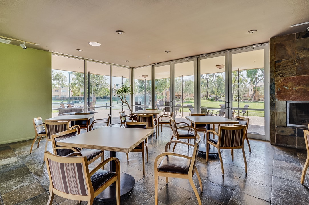7272 E Gainey Ranch Rd-Unit -2 in Scottsdale, AZ - Building Photo