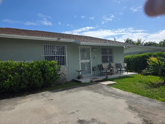 409 SW 8th Ave in Florida City, FL - Building Photo - Building Photo